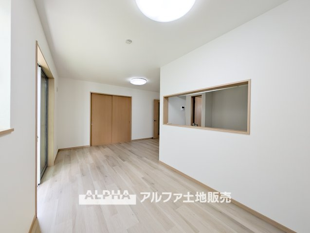 【Living　room】　◆時を忘れる場所◆ここにはみんなが集い、食事と楽しい会話が始まる。話に夢中になりすぎて、ついつい時を忘れ夜半過ぎになってしまう。そんな束の間の幸せを感じさせてくれる場所。