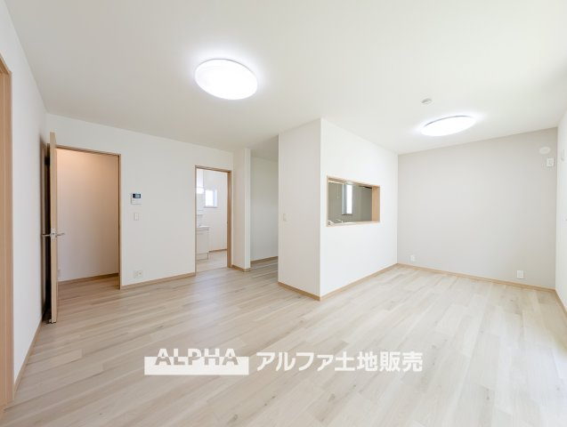 【The　situation】　◆シチュエーション◆リビングルームのドアを開くと、窓から飛び込むのは緑と光の風光明媚な景色。僕の目に映るは、ここで家族と会話をワイワイガヤガヤ楽しんでいる様子。