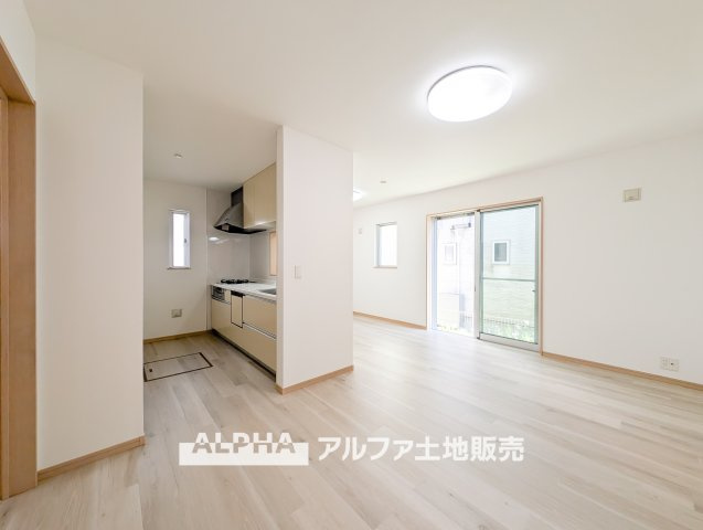 【Comfortable　living】　◆居心地のいい暮らし◆には欠かせない眩い採光。ゆったりとした幅の窓からこの空間に降り注ぐ採光が絶えない。明るいリビングこそ居心地のいい暮らしが待っていると思う