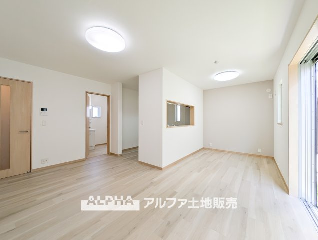 【Space　of　cure】　◆癒しの空間◆ダウンライトに反射するグラスを眺めながらワインを注ぐ。トクトクと心地いい音をさせならが、フランスの古城を思わせる薫りがたちこめ、とても幸せな時を過ごせる。