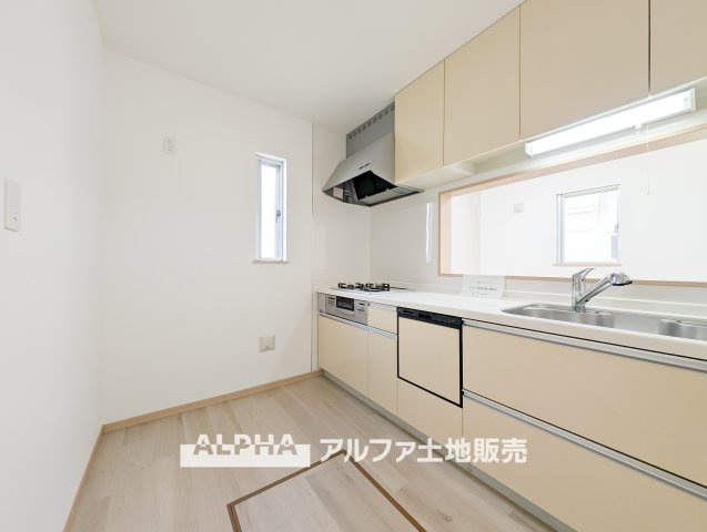 【Happy　circle　Kitchen】　◆団欒キッチン◆キッチンからは家族の団欒が飛び交い明るい陽射しを浴びながらの朝食は楽しく素敵な時を奏でる空間。