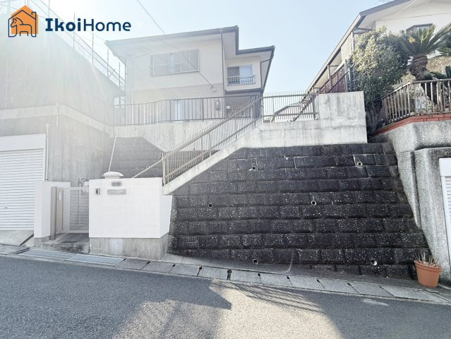 前面道路は幅員約6.5ｍとゆったりですので、安心して駐車して頂けます。