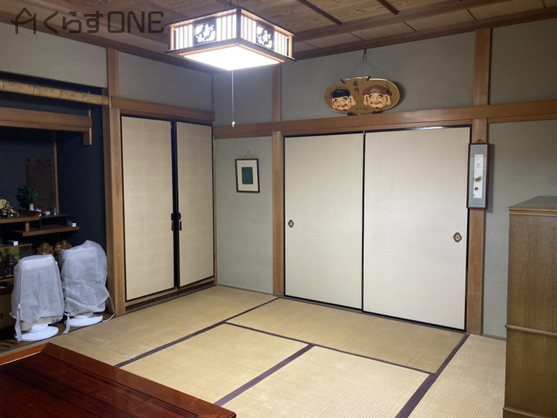 来客時に便利な本格的な和室です。