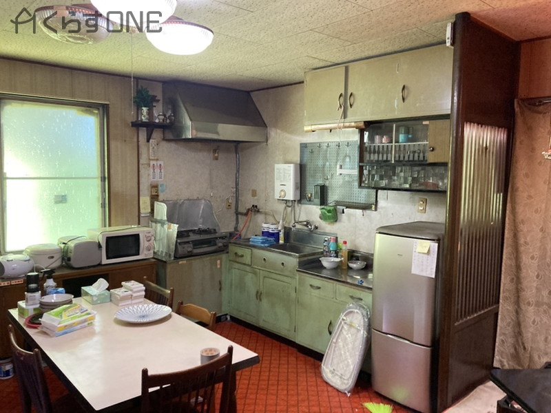 大きな窓のあるキッチンは換気しやすいのがうれしいですね。