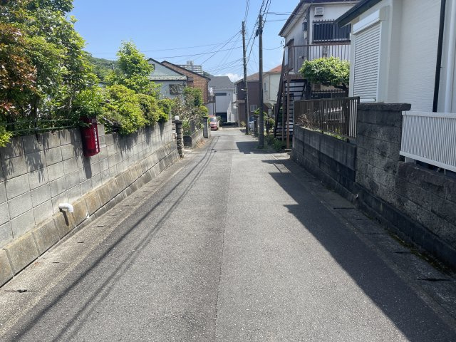 武山小学校まで徒歩3分の物件ですので、お子様がいるご家庭には安心できます。スーパー、薬局、コンビニが徒歩10分にございますので、とても便利な立地となっております。　