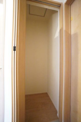 2階廊下収納があることで1階まで取りに行く必要がなくなります。※類似物件の参考画像です。