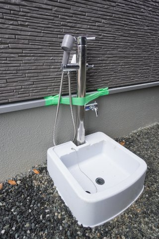 ホースが自由自在に伸びて水の飛び散りも少ないハンドシャワーが付いた外水栓！※参考画像です。