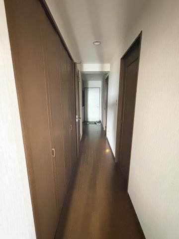 廊下にも収納スペースがあり、生活感を抑えたすっきりとした住空間を保てます。