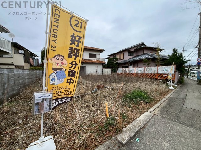 山に囲まれ、落ち着いた雰囲気の低層住宅街で、治安も良好。