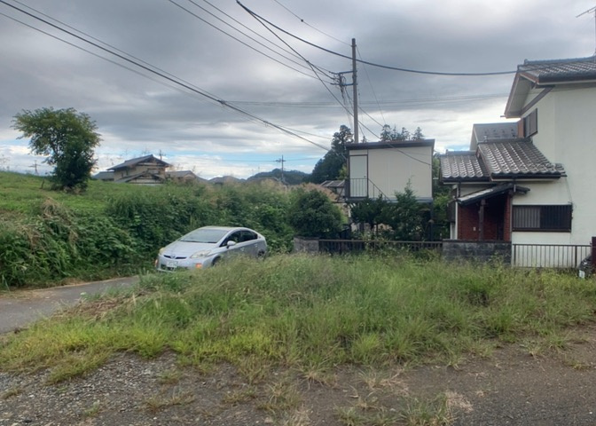 土地の面積＝住宅面積ではありません。建ぺい率の問題などで、土地のある場所によって住宅を建てられる面積は限られています。高さもしかり、「土地」という言葉の中には、建築条件も含まれると考えておきましょう。