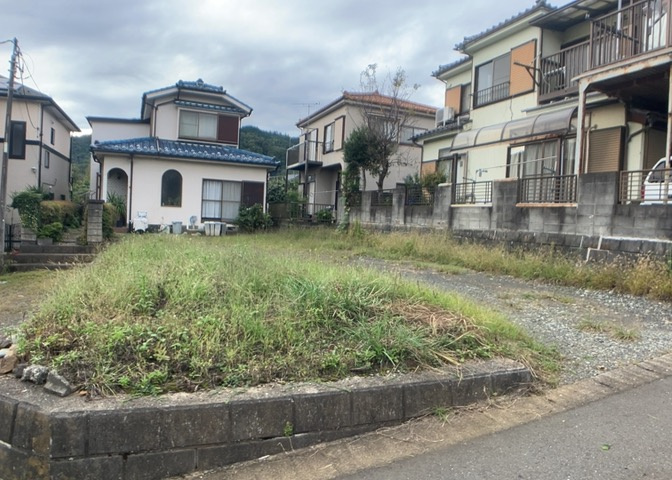 現地に行くなら、物件の周囲の地形がどうなっているかを見ることも大切です。周辺より低くなっている土地では、大雨などで水が集まりやすいため、地盤が弱くなっているということも考えられるため、注意が必要です。