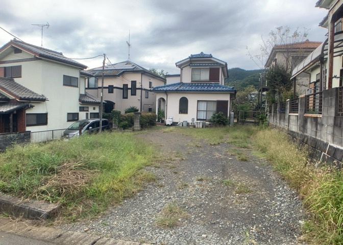 土地購入を検討されている場合、境界杭がない状態で購入してしまうと境界確定測量をする必要があり、費用がかかります。購入の前に、売主、隣土地所有者立ち合いのもと境界を確定し境界杭を設置するのがベストです。