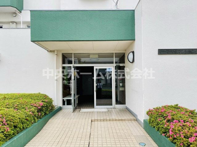 【エントランス】マンションのエントランスは、その物件の印象を決める、顔とも言える場所です。毎日通る場所ですからきれいなのが良いです。