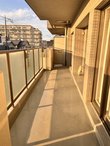 リビングと居室2部屋に掃き出し窓がついているのでバルコニーからの陽がお部屋の中にも届きます。