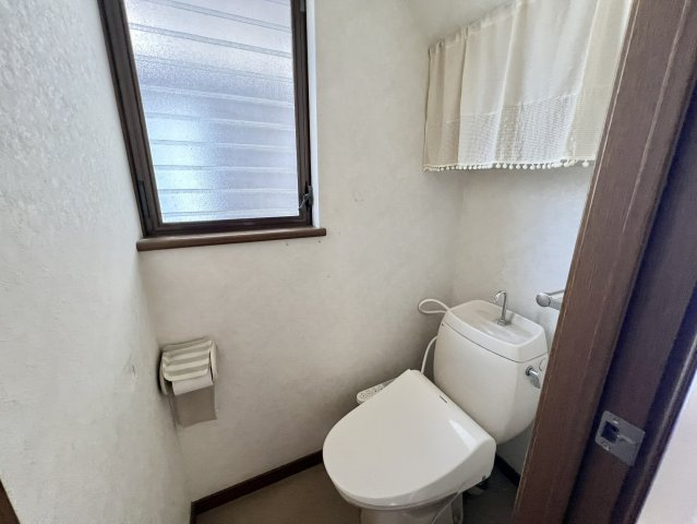窓を備えたトイレは、自然光が入り、こまめな換気もしやすい点が魅力です。においや湿気が気になるときも外の空気を取り込めるため、気持ちよく使いやすい空間です。落ち着いた色合いの内装で穏やかな印象。