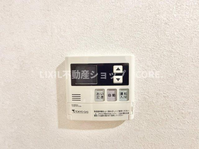 お風呂はボタンひとつで一定量の湯を浴槽に張ったり、保温や追い焚きをすることができる便利な機能付