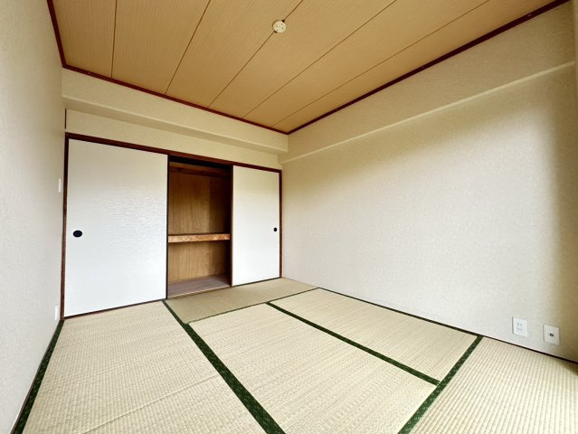 押入れがあり、お部屋を広々お使いいただけます。