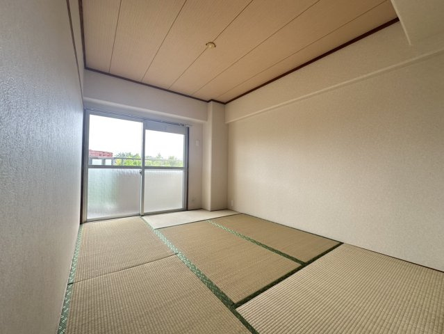 こちらも約6帖の和室です。バルコニーに通じる大きな窓があります。LDKと別の和室につながります。