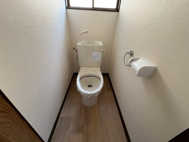 窓付きで明るく換気しやすいトイレ空間。シンプルで清潔感のある内装となっており、日々快適にご使用いただけます。スペースにもゆとりがあり、使いやすさにも配慮されている点も魅力になっております。　