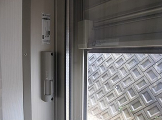 電動シャッター。降下中に障害物に当たると停止します
