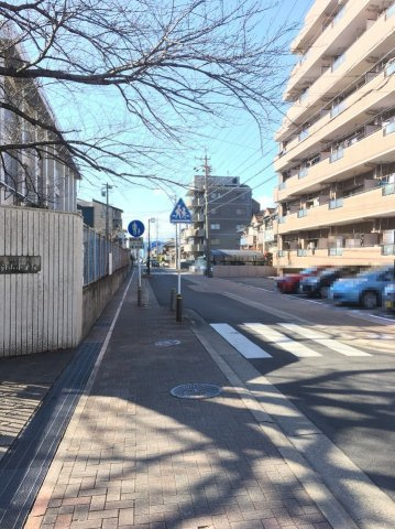 目の前は、引山小学校