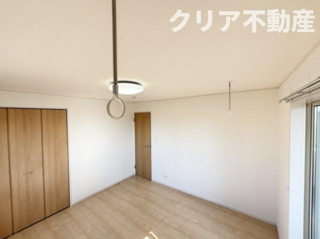 寝室には室内干し付きなので雨の日も安心♪