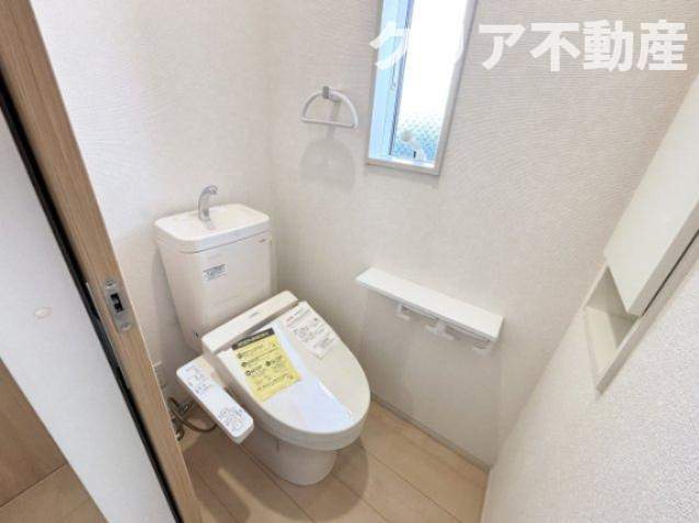 2階のトイレも収納付き！上部には棚もあります。