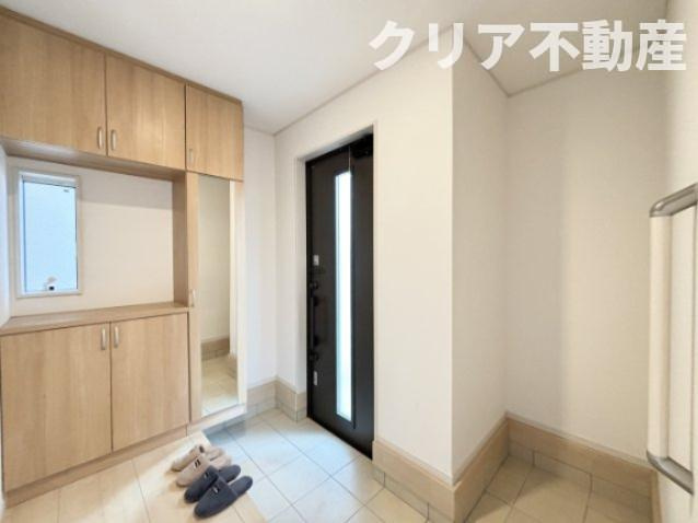 シューズクローク付きなのでベビーカーやゴルフバッグの置き場も確保できます。