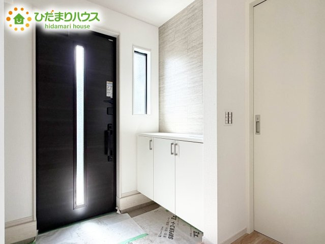 シューズクロークはベビーカーやゴルフバックなど、大きな荷物を置けるのでとっても便利♪　横開きの扉付きで、隠して収納出来ますね(^^)