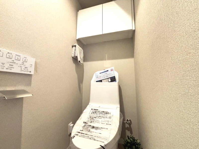 　快適で清潔な温水洗浄機能を標準で備えています。スペースも広くとっているので普段のお掃除もしやすいトイレスペースです。