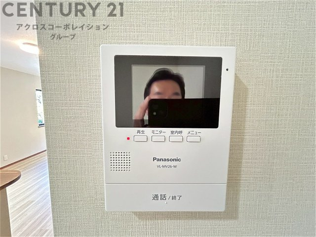 訪問者が来たときにテレビ画面で確認できるため、安心してドアを開けられます。録画機能があるものもあり、留守中に来訪者を記録しておくことができます。利便性が高く、セキュリティ面でも安心です。