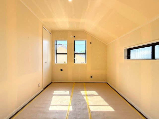 ［リフォーム中］◆気持ちの良い風が室内へ入り込む居室。家具を配置しても広々ご利用いただけます！！