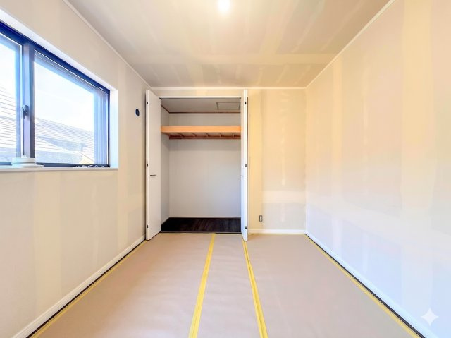 ［リフォーム中］◆室内はいつも明るい印象なので気持ちの良い朝を迎えられます。各部屋にはクローゼットを完備しており、収納が多いお家はすっきりして快適空間です。