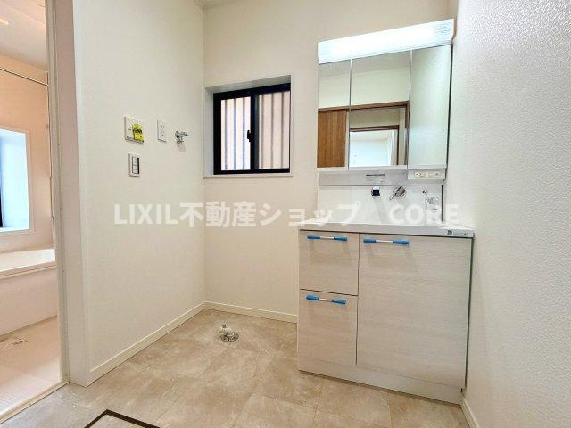3面鏡で髪のセットやお化粧もストレスなくこなせ、朝から気分良く通勤通学に向かえそうですね！