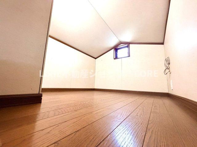 小屋裏収納付き。日常では滅多に使用しないけれど、捨てられない大切な物を一挙にまとめて収納。