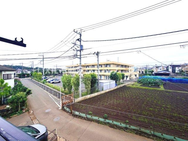 気持ちのいい空が見渡せる広いバルコニー。通風・採光にも優れ、心地よい光と風があふれています。