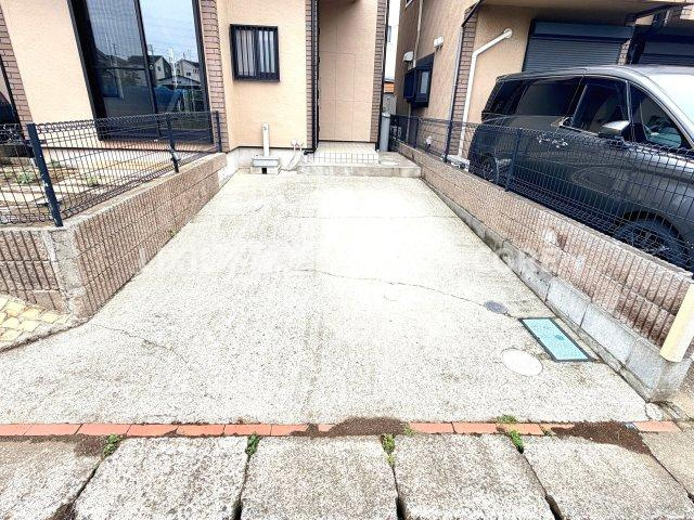 ゆったりとした駐車スペースを確保いたしましたので、大きめのお車でも駐車可能です。