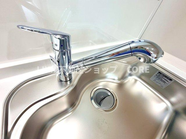 浄水と水道水を切り替えて使用できるスッキリとしたデザインの浄水器一体型水栓。