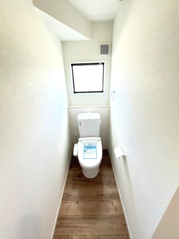 施工例。1階のトイレです。施工例は完成時と異なる場合があります。