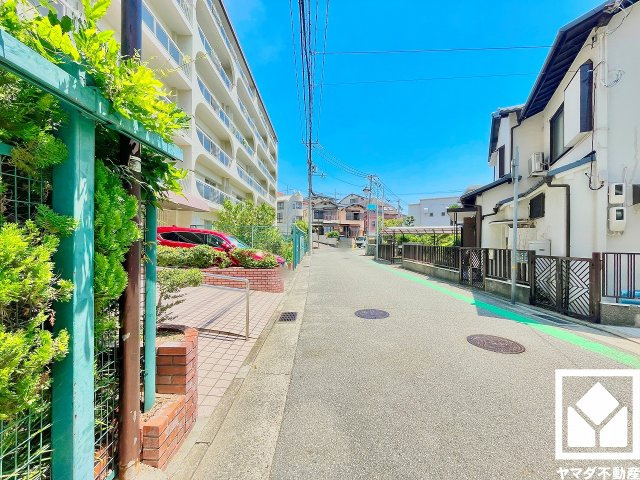 阪急甲陽線「甲陽園」駅まで徒歩2分の立地。夙川駅行きの列車が発車する始発駅のため座席に座りやすく、快適な移動が可能です。毎日の通勤・通学だけでなく、休日のお出かけまで利便性に優れています。