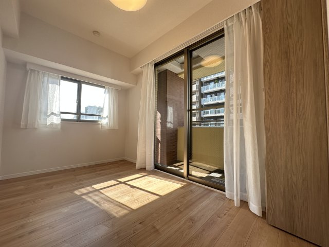 2面採光のお部屋で、明るい日差しが差し込んでいます。通風も良好です。