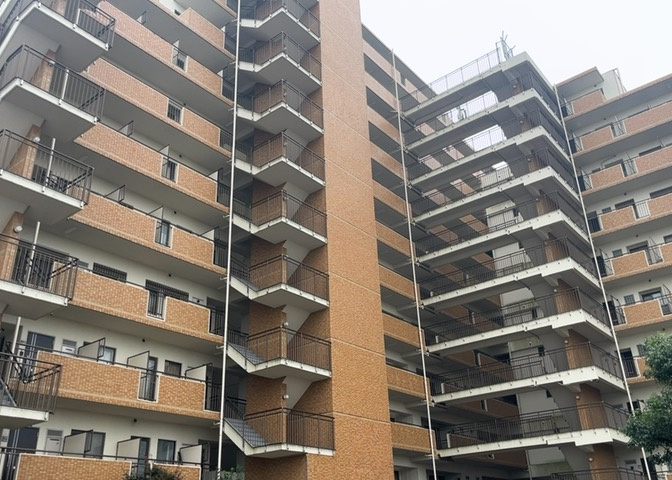 ＲＣ造、Reinforced　Concreteは直訳すると補強されたコンクリートです。主に柱や梁・床・壁が鉄筋とコンクリートで構成おり、鉄筋を組んだ型枠にコンクリートを流し込んで固めたものを指します。