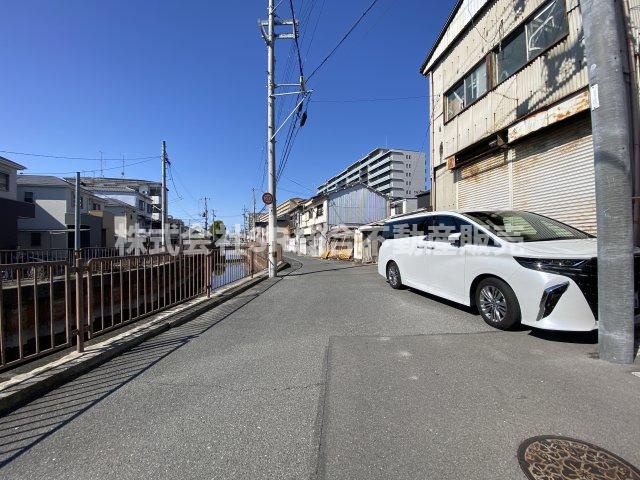 前道5.5ｍと広く駐車しやすいです！