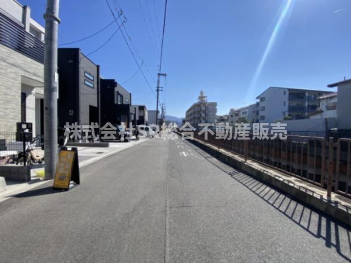 前面道路含む現地写真です