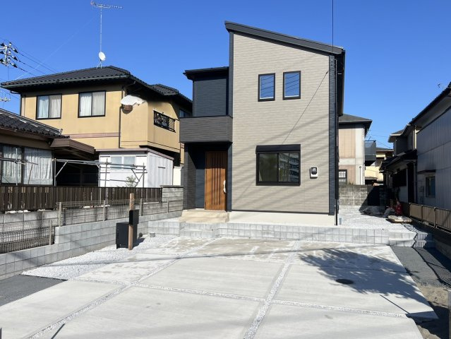 古河市坂間◆完成イメージ　　モダンなグレーの外壁がおしゃれな2階建。並列駐車可能なスペースもあり、ゆとりを持って停められます。
