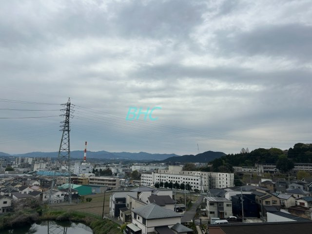 7階のお部屋ですので開放的な眺望が広がり、爽やかな風と暖かく柔らかな日差しが差し込みます。