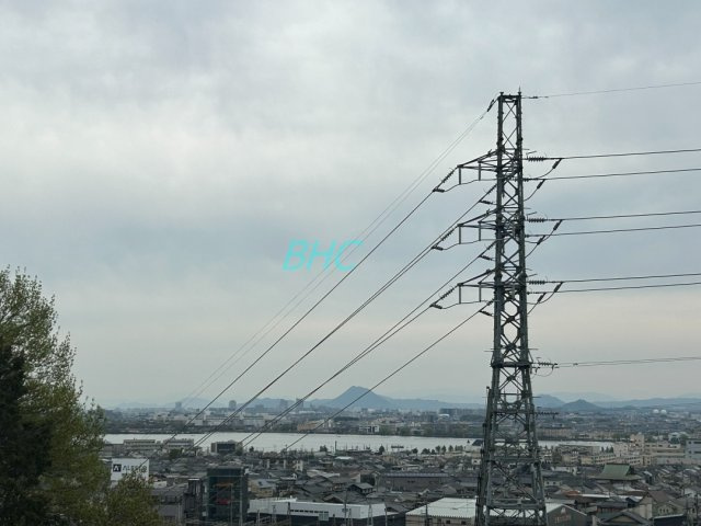 青い空が広がる開放的なバルコニー。日差しを遮るものがないので、洗濯物が多くても安心です。