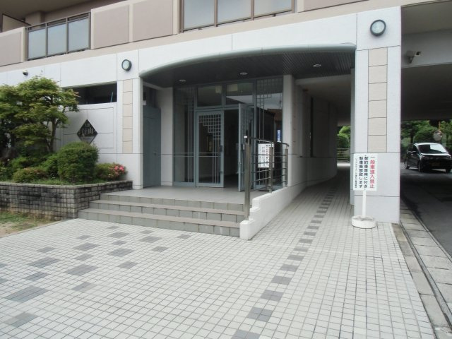 まさにマンションの顔とも言えるエントランスには高級感が漂います。