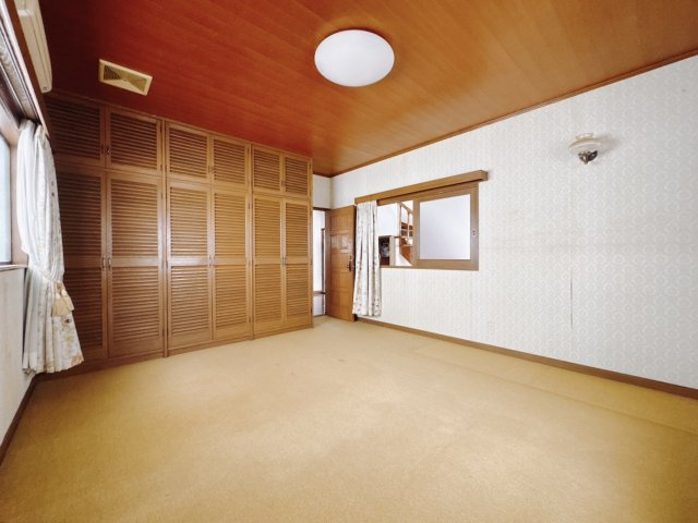 ■洋室｜ママ友が来ても子供達には子供部屋で遊んでいてもらうことができます。ママ達はリビングで楽しくおしゃべりに華を咲かせながら気兼ねなく盛り上がれます♪