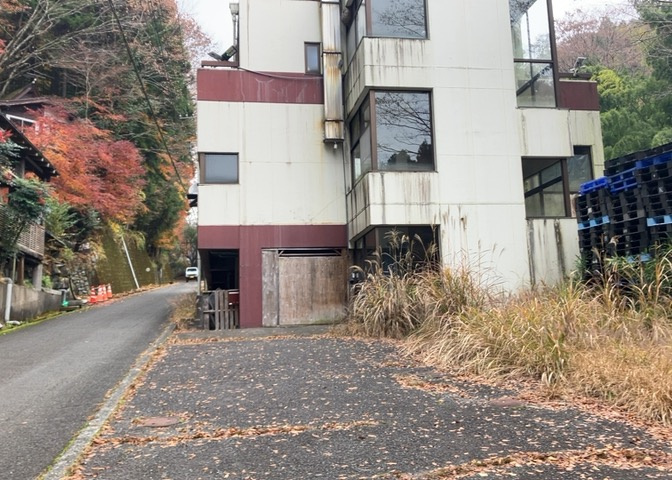 土地購入を検討されている場合、境界杭がない状態で購入してしまうと境界確定測量をする必要があり、費用がかかります。購入の前に、売主、隣土地所有者立ち合いのもと境界を確定し境界杭を設置するのがベストです。